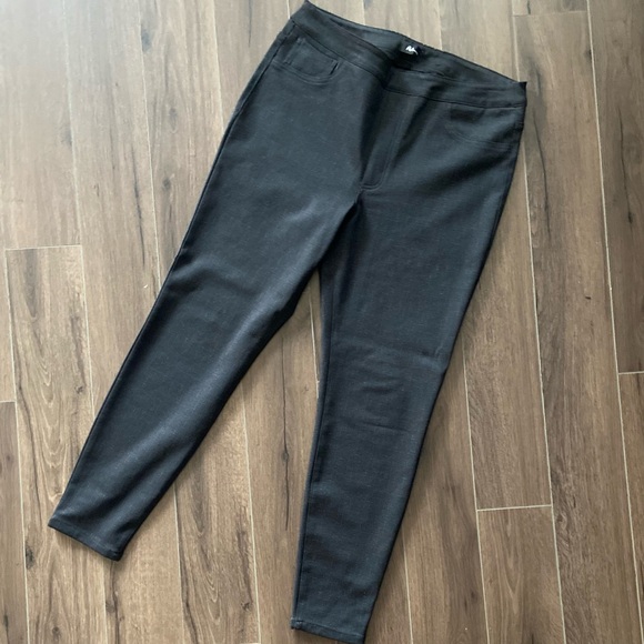 Reitmans Plaid Black Leggings size large - Picture 8 of 8